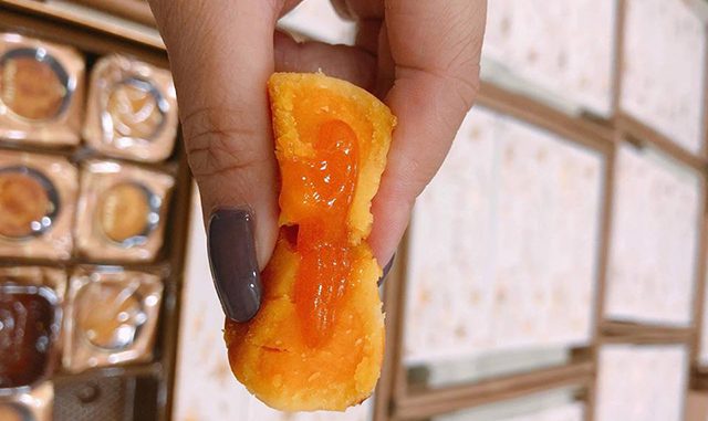 banh-trung-thu-lava-trung-muoi1